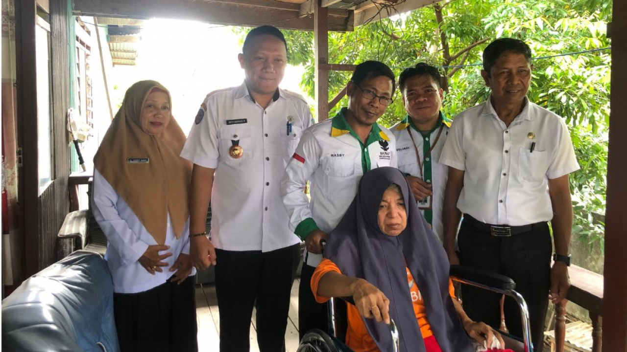 BAZNAS Bantaeng Salurkan Bantuan Kursi Roda untuk Ibu Muliati di Kelurahan Lembang