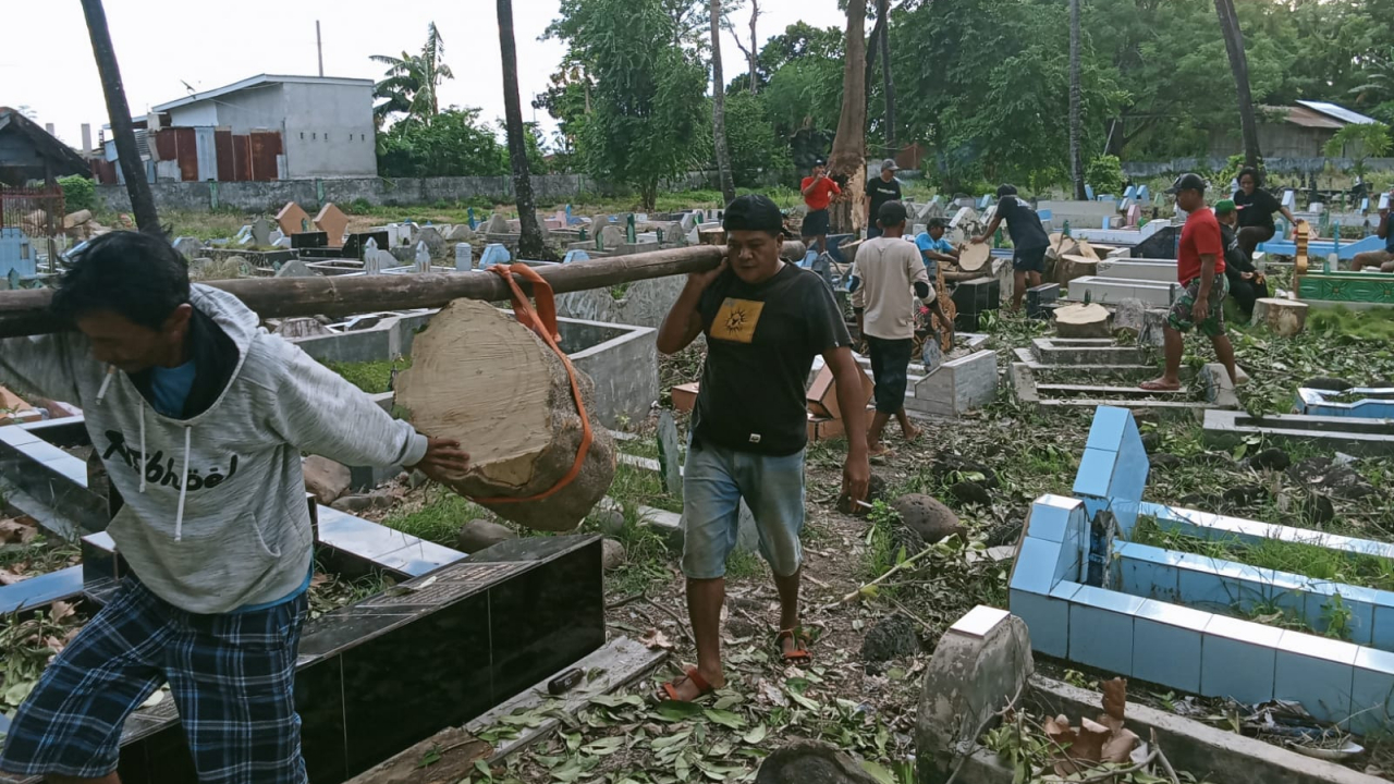 Kerja Bakti Sore Hari di TPU Tamalangnge: Wujud Kepedulian dan Sinergi Pemerintah Kelurahan, TNI, dan Masyarakat Lembang