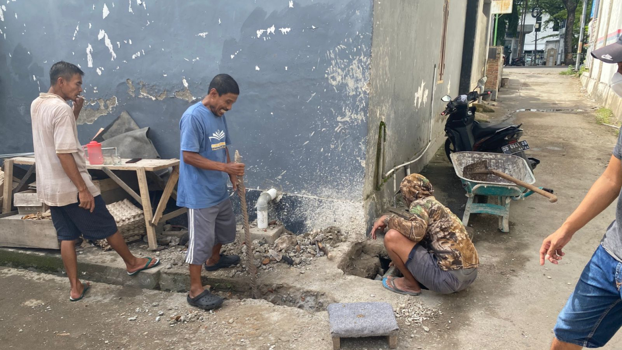 Gotong Royong Warga RT 01 RW 05 Lembang Bangun Saluran Air Baru Usai Salat Jumat