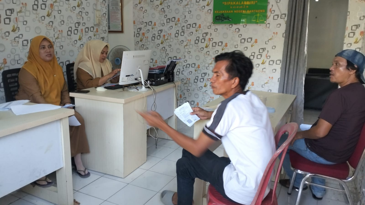 RT dan RW Kelurahan Lembang Sibuk Distribusikan Barcode Penerima Bantuan BAPAN kepada Warga
