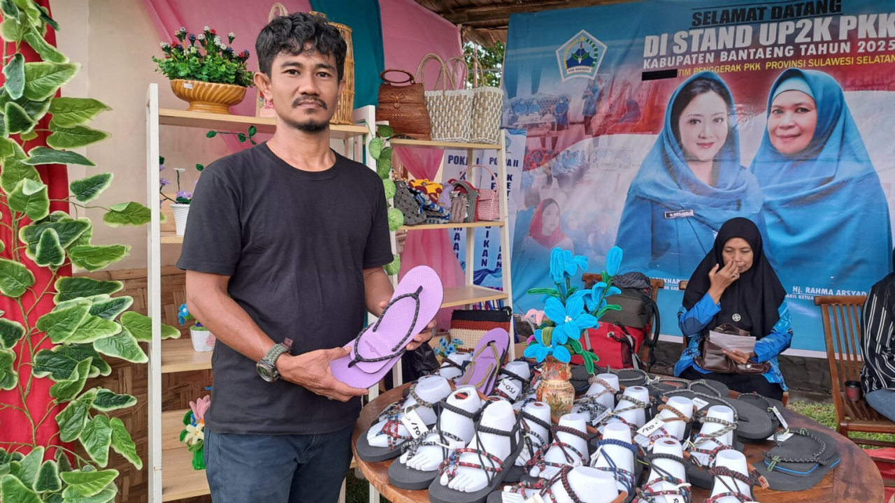 Kearifan Lokal Naik Kelas - Sandal Raukang Warnai Pameran UMKM HUT ke-771 Bantaeng