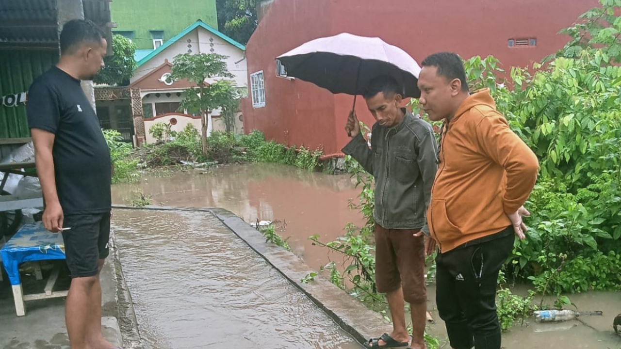 Lurah Lembang Tinjau Langsung Kondisi Genangan Air di BTN Arakeke, Situasi Berangsur Surut