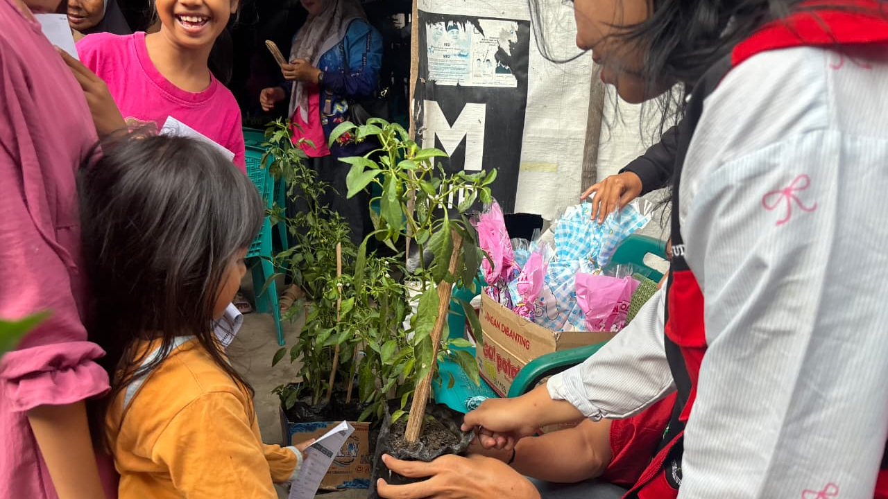 Merawat yang Tumbuh, Menjaga yang Tersayang”: Kolaborasi KKN UNHAS 115 dan Kelurahan Lembang Wujudkan TOSIBALLA Melalui Pembagian Bibit Cabai di Tamalangnge
