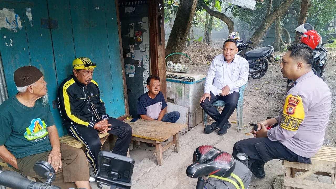 Silaturahmi dan Dialog Kebersamaan: Lurah Lembang Bersama Bhabinkamtibmas Berdialog dengan Warga di Bengkel Elektronik.