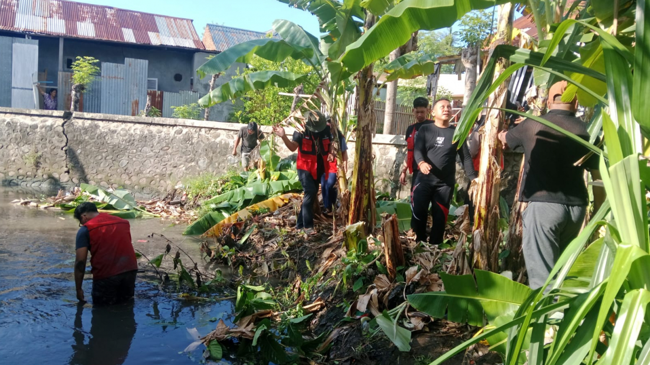 Cuti Bersama Natal Tak Menyurutkan Semangat: Kelurahan Lembang Bersatu Bersihkan Bantaran Sungai Tamalangnge
