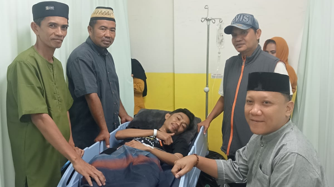 Dari Masjid ke Rumah Sakit: Wujud Kepedulian Lurah Lembang dan Jajaran Jenguk RW Lamalaka di Tengah Safari Ramadhan