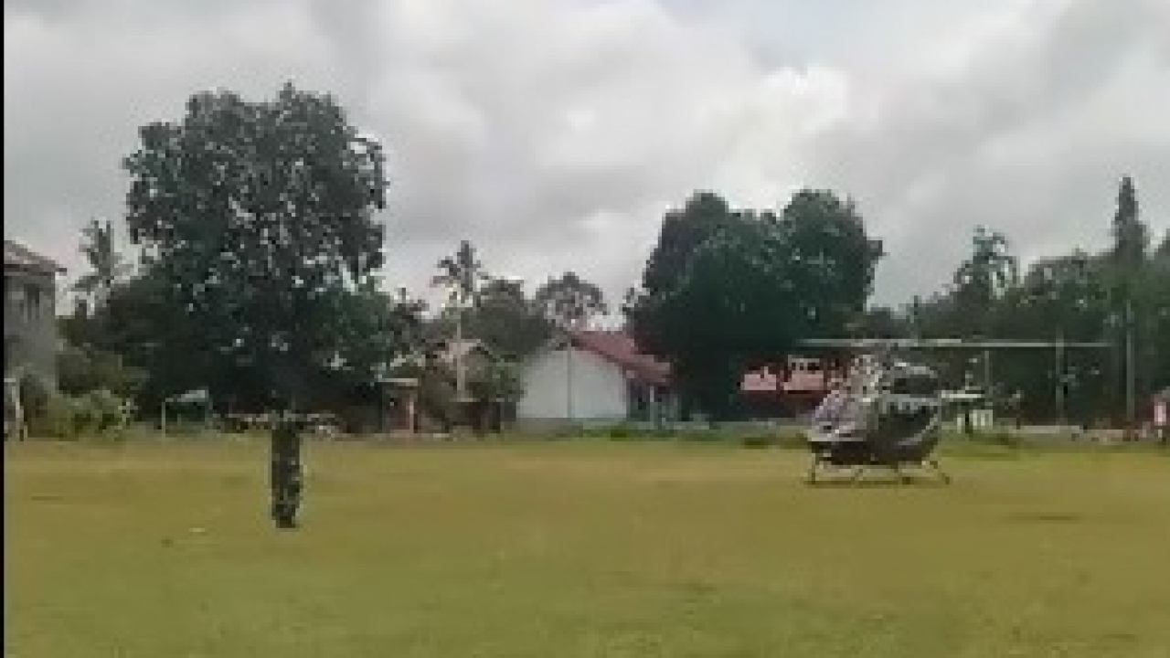 Helikopter Gubernur Sulsel Mendarat di Gantarangkeke, Babinsa Lembang Sertu Mursalim Jadi Juru Pengatur Lintas