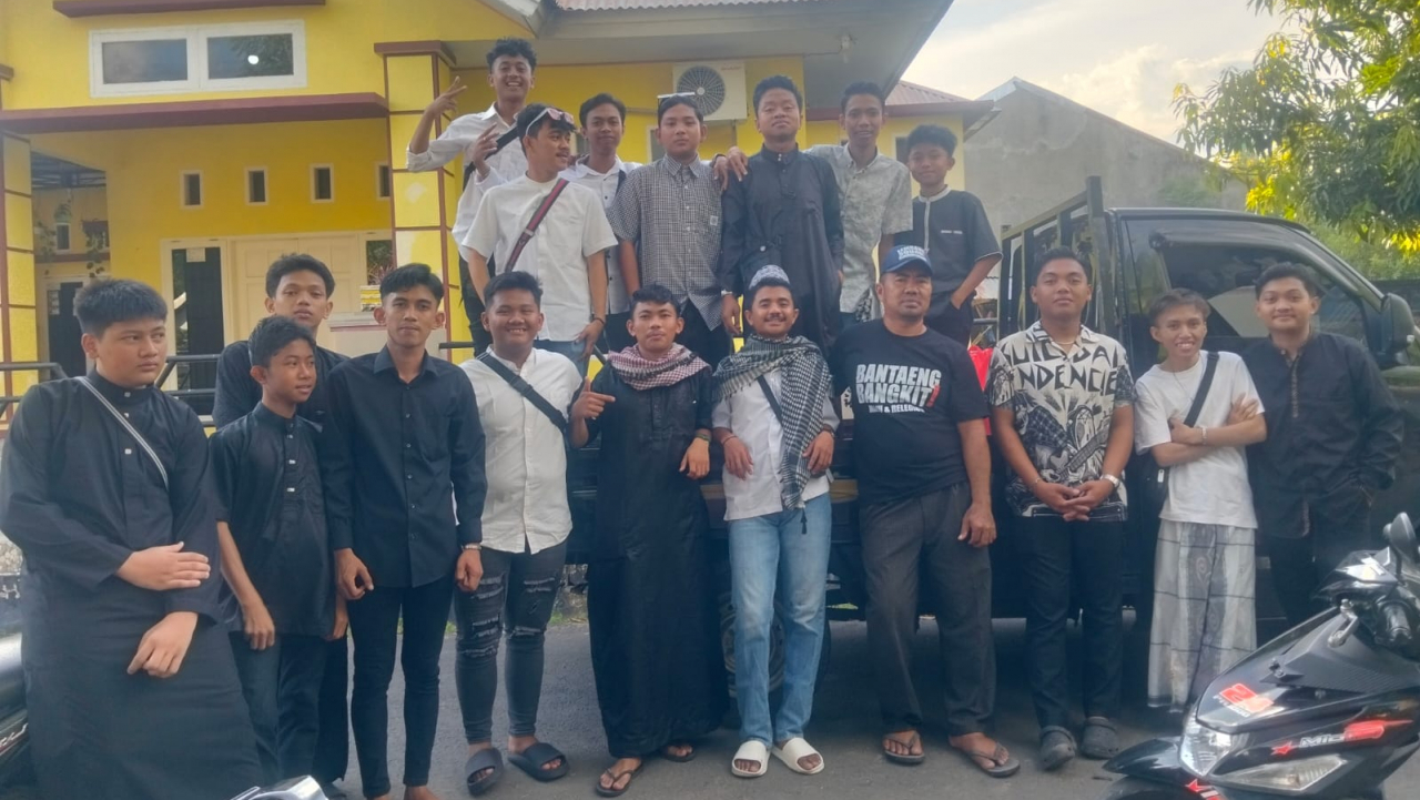 Ramadan Penuh Berkah! RW Sungai Bialo Bersama Anak Muda Turun ke Jalan Bagikan Takjil untuk Warga