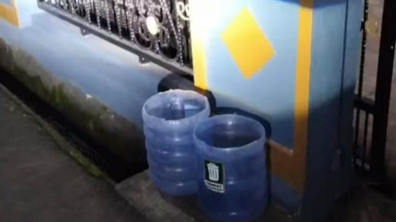 Salut! Aksi Nyata Ketua RW Sungai Bialo Lembang, Syamsir Ahmad Antar Tempat Sampah Buatan Sendiri ke Rumah Warga