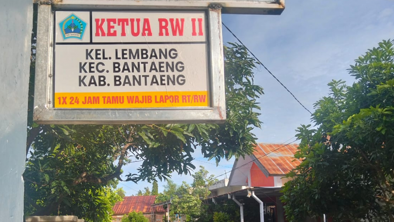 Inovasi dari Akar Rumput: Ketua RW Ahmad Syamsir Pasang Papan Nama RW Berbahan Besi, Lembang Tunjukkan Wajah Baru Pelayanan Lingkungan