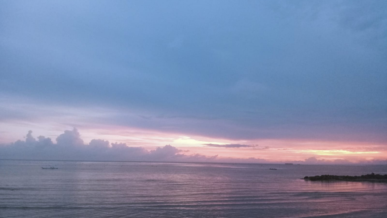 Pesona Senja yang Menggetarkan Jiwa di Pantai Lamalaka Kelurahan Lembang Bantaeng : Keindahan Jumat Sore yang Tak Terlupakan