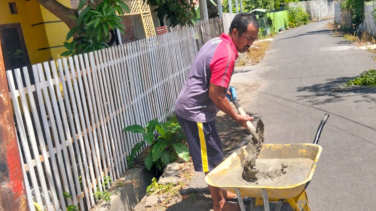 🔥 RW Syamsir Ahmad Mengguncang Sungai Bialo II! Aksi Nyata Tanpa Pamrih, Cor Jalan Rusak Pakai Dana Pribadi Bikin Warga Salut 🔥