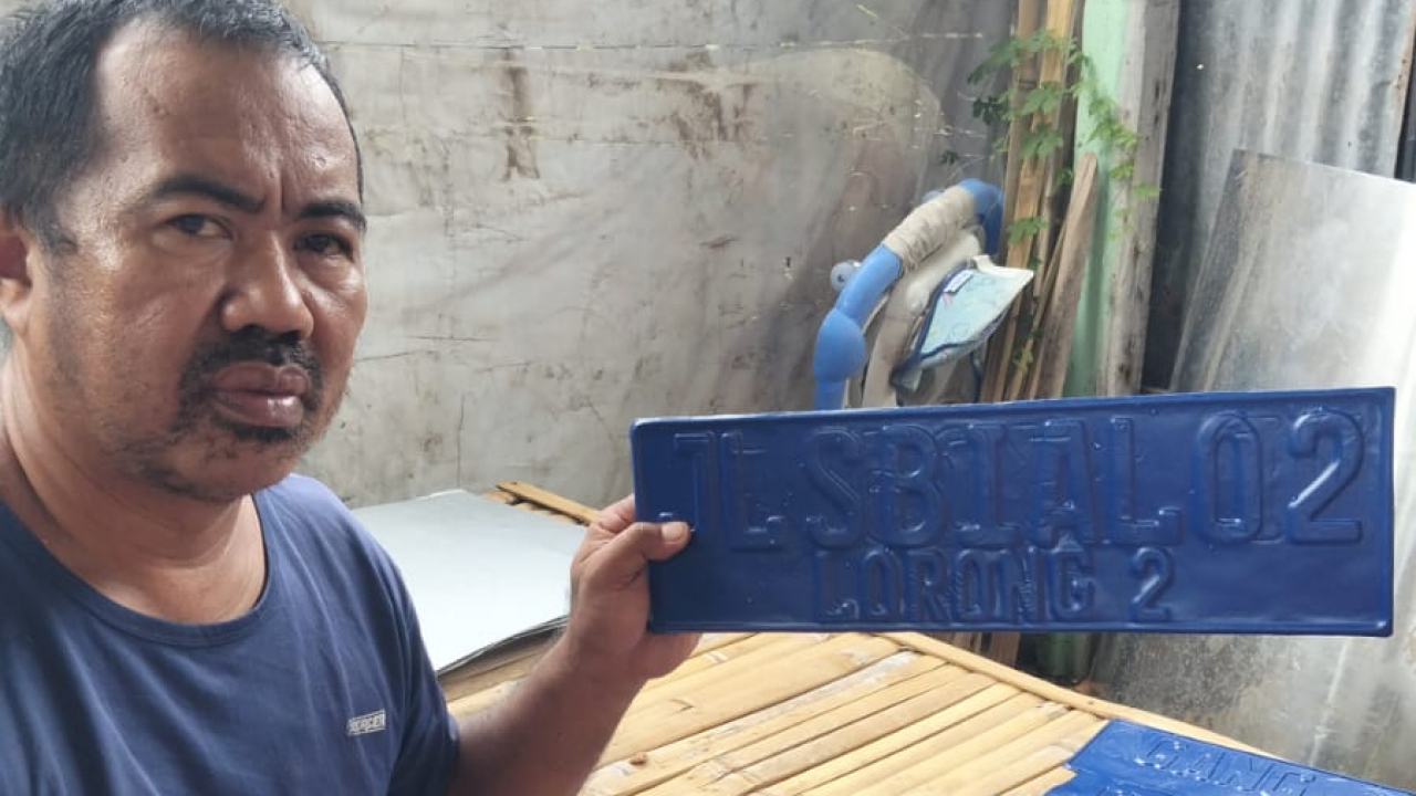 Gebrakan GASS! Pak RW Syamsir Ahmad Sulap Limbah Plat DD Jadi Identitas Jalan, Warga Sungai Bialo Heboh!