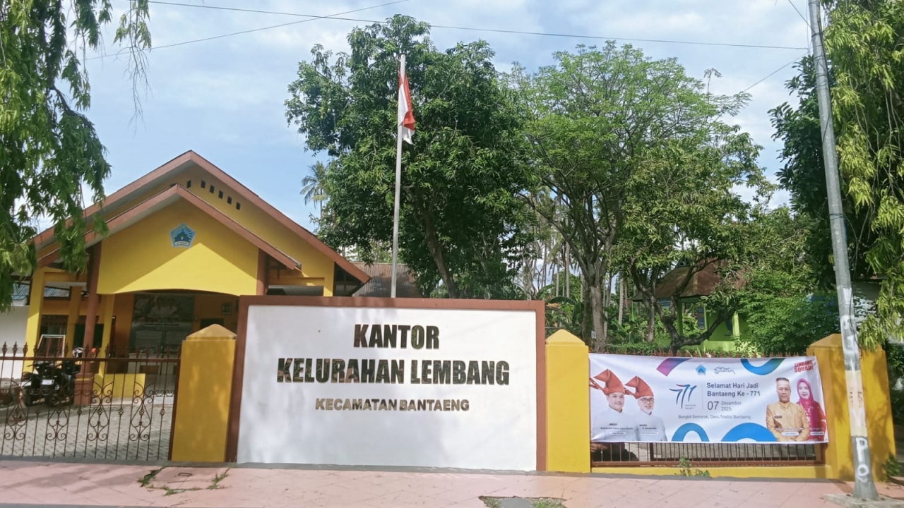 Kelurahan Lembang Mantapkan Persiapan HUT Bantaeng ke-771 dengan Pemasangan Spanduk dan Papan Defile