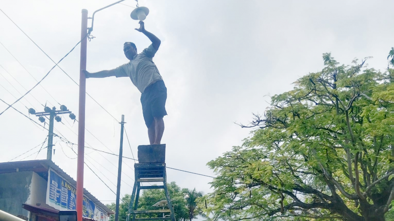 🔥 “Lintas Wilayah, Aksi Nyata! Syamsir Ahmad RW Sungai Bialo Lembang Terjun Langsung Ganti Lampu Jalan di Karatuang!” 💡🔥