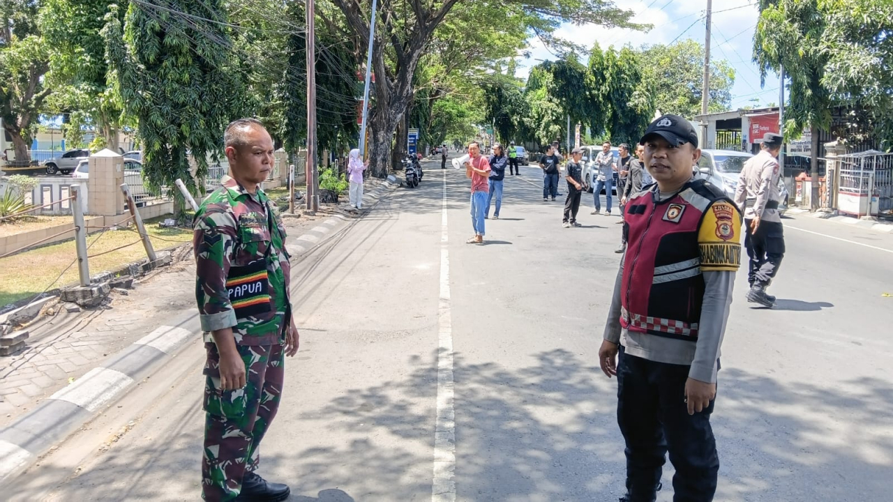 🔥 “Dua Pilar Tangguh di Garda Terdepan! Bhabinkamtibmas & Babinsa Lembang Tak Pernah Lelah Jaga Keamanan Warga!” 🔥