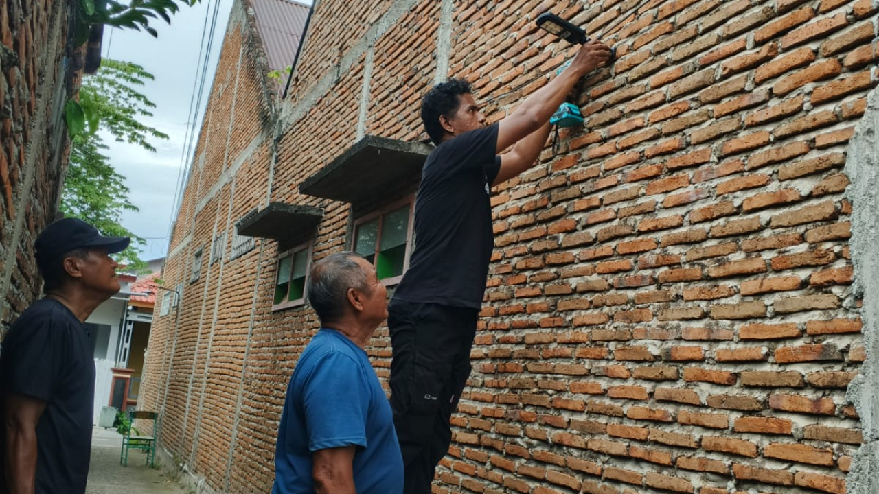Sambut Bulan Suci Ramadan, Ketua RW Bersama RT dan Warga BTN Arakeke Laksanakan Pemasangan Lampu Penerangan Setapak
