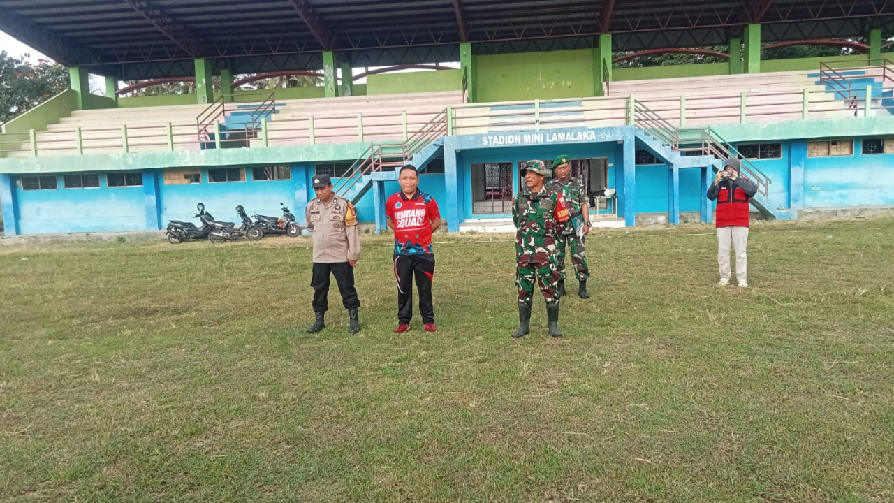 Semangat Gotong Royong Karya Bakti di Stadion Mini Lamalaka Kelurahan Lembang