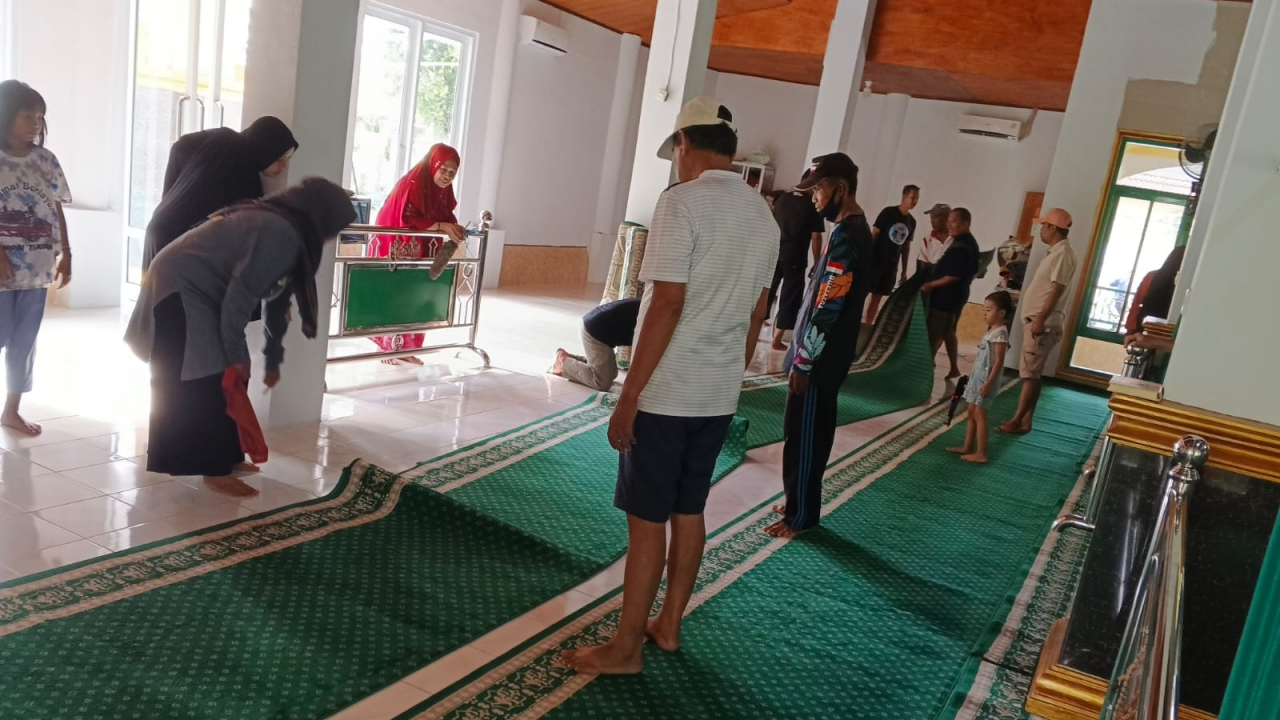 GOTONG ROYONG PENUH KEKOMPAKAN, WARGA BTN ARAKEKE BERSIHKAN Masjid Ar Rahman Arakeke