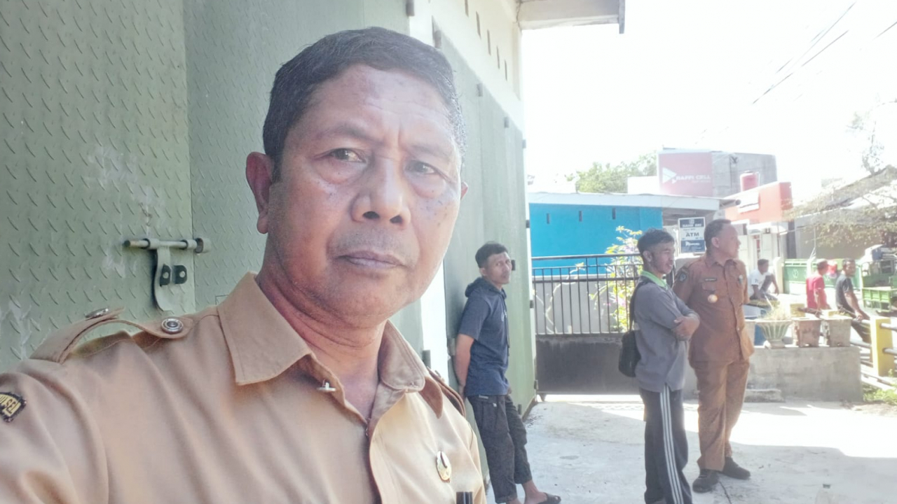 Sigap dan Peduli Keselamatan Warga, Pemerintah Kelurahan Lembang Pantau Pemangkasan Pohon Rawan Tumbang