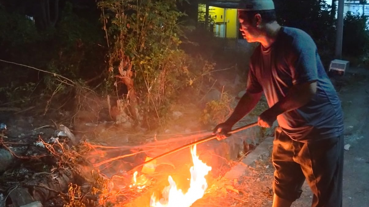 Usai Takziah, Aksi Nyata! RW Syamsir Ahmad Turun Tangan Bakar Sampah di Sungai Bialo II, Warga Salut
