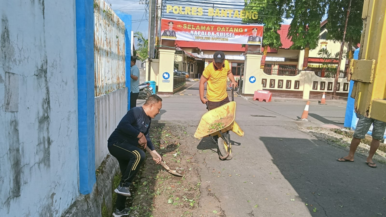 Jumat Bersih di Jalan Sungai Bialo: Sinergi Pemerintah Kelurahan Lembang dan Masyarakat Wujudkan Lingkungan Bersih dan Nyaman