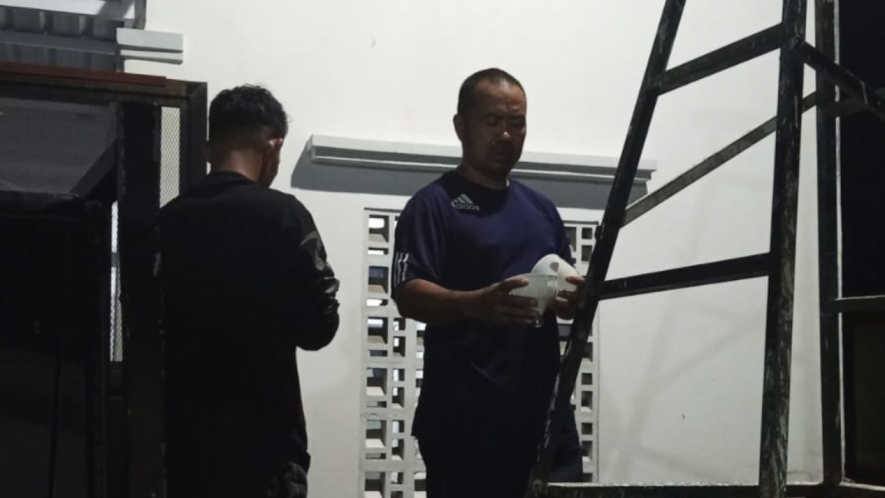Semangat Gotong Royong Tanpa Batas: Ketua RW Bialo Turun Langsung Bantu Perbaiki Lampu Jalan di RW Lamalaka