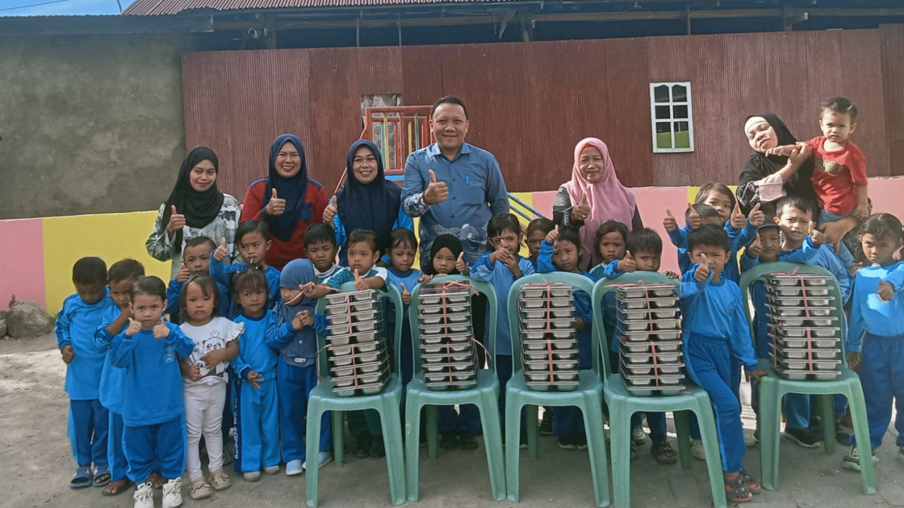 Pagi Cerah Penuh Harapan: Program Makanan Gizi Gratis Presiden Prabowo Hangatkan Senyum Bocah PAUD Baruga Sayang di Kelurahan Lembang