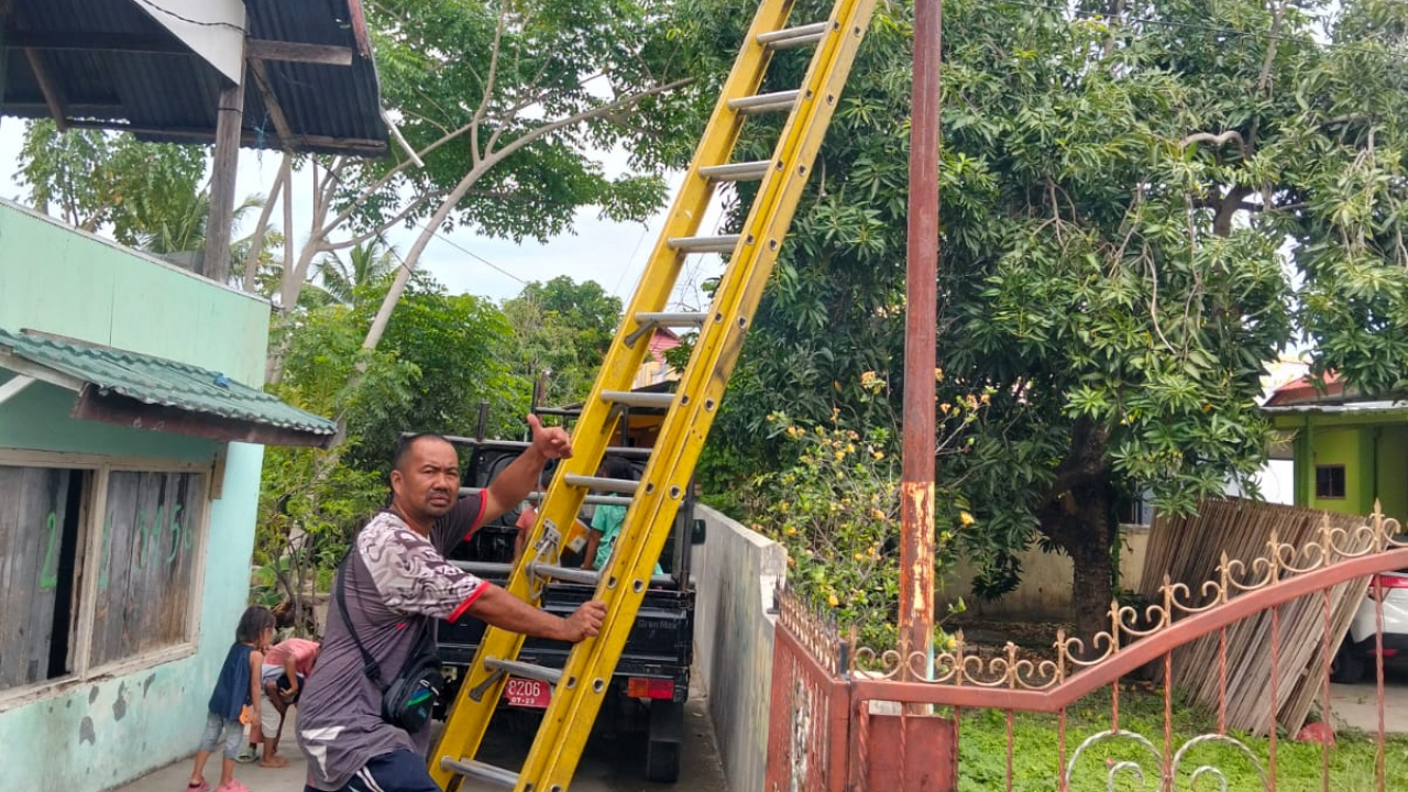 Semangat Tanpa Batas RW 02 Sungai Bialo: Sore Bergerak, Warga dan Dishub Pasang Lampu Penerangan Jalan dari Swadaya Masyarakat