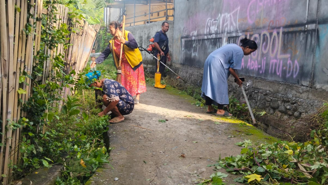 Semangat Gotong Royong di Jl. Sungai Bialo: Pak RW Ahmad Yamsir Ajak Warga Bersihkan Lingkungan