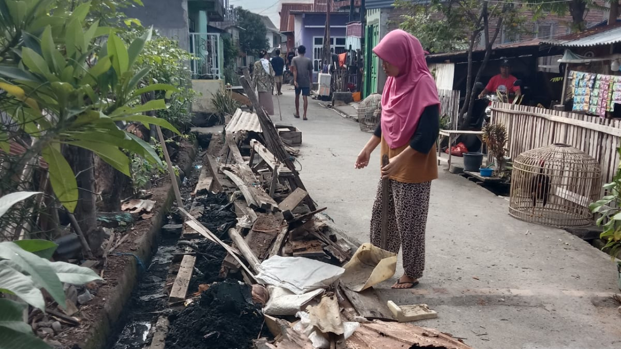 Aksi Nyata di Ujung Labbu Kelurahan Lembang: Ibu RT Marwati Gaffar Gerakkan Warga Bersih Drainase dan Tanam Jeruk Nipis Cegah Nyamuk