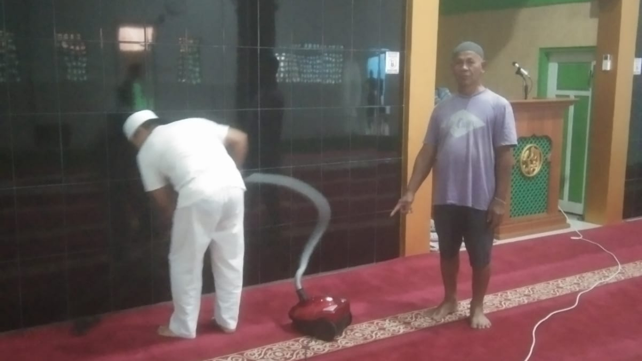 Semangat Gotong Royong di Tamalangngge: RW dan RT 01 Kelurahan Lembang Bersama Warga Bersihkan Masjid Sambut Ramadhan