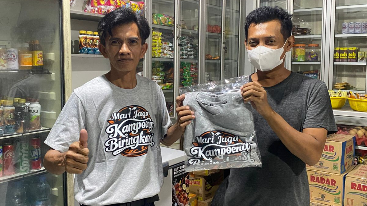 Semangat Kebersamaan dari Biring Kassi: RW Rusli dan RT Jufri Hadirkan Kaos “Mari Jaga Kampoeng Biring Kassi” sebagai Simbol Kepedulian Warga