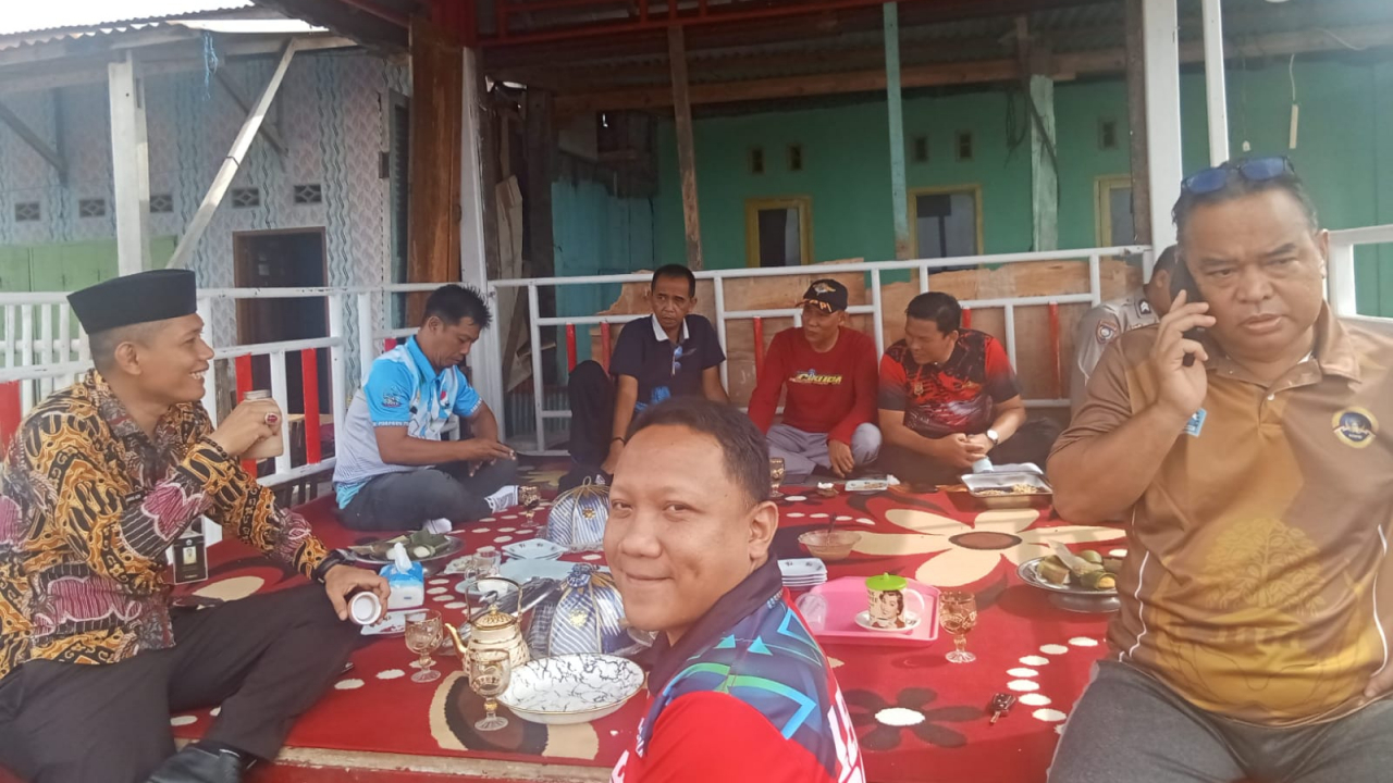 Usai Aksi Bersih Pesisir Tompong, Camat Bantaeng dan Para Lurah Nikmati Momen Kebersamaan di Gazebo Kelurahan Letta