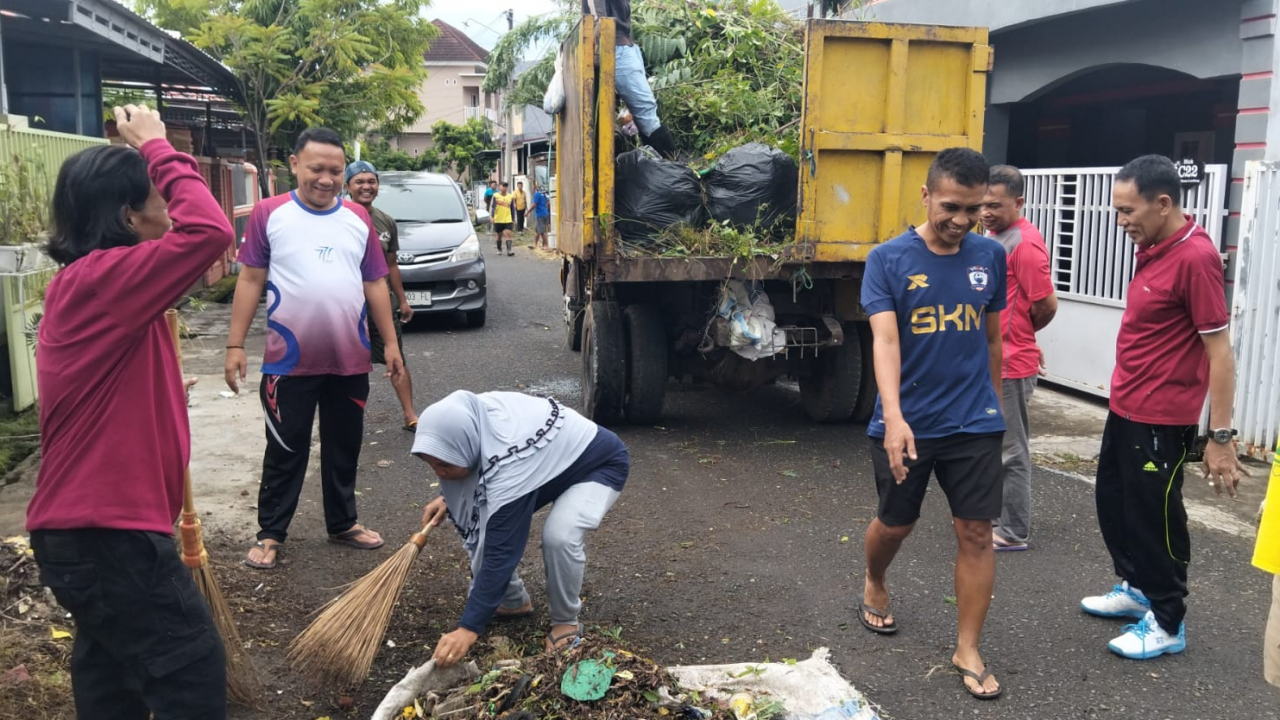 Semangat Gotong Royong Menguat di BTN Puri Lembang, Karya Bakti Sabtu Pagi Satukan Warga dan Pemerintah Kelurahan