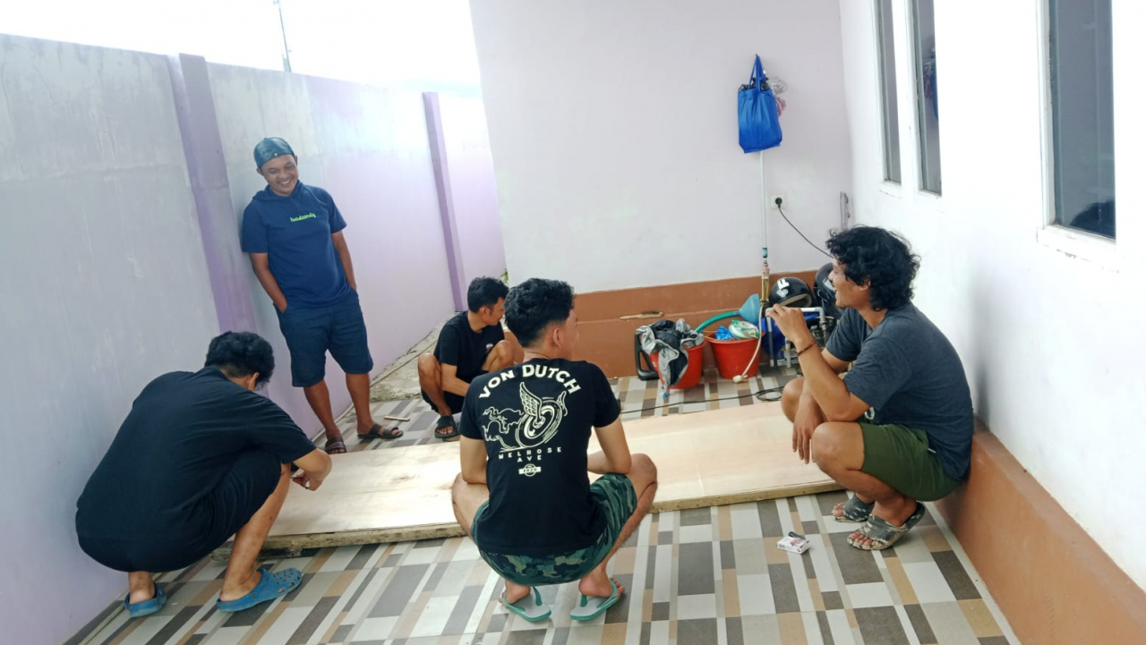 Mahasiswa KKN UNHAS 115 Tuntaskan Program Kerja Akhir dengan Pembuatan Papan Plat Nama RT/RW se-Kelurahan Lembang