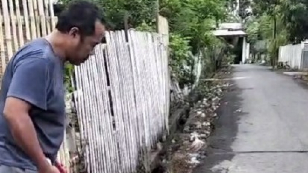 Semangat Hari Buruh: Ketua RW Syamsir Ahmad Pimpin Aksi Bersih Drainase Bersama Warga