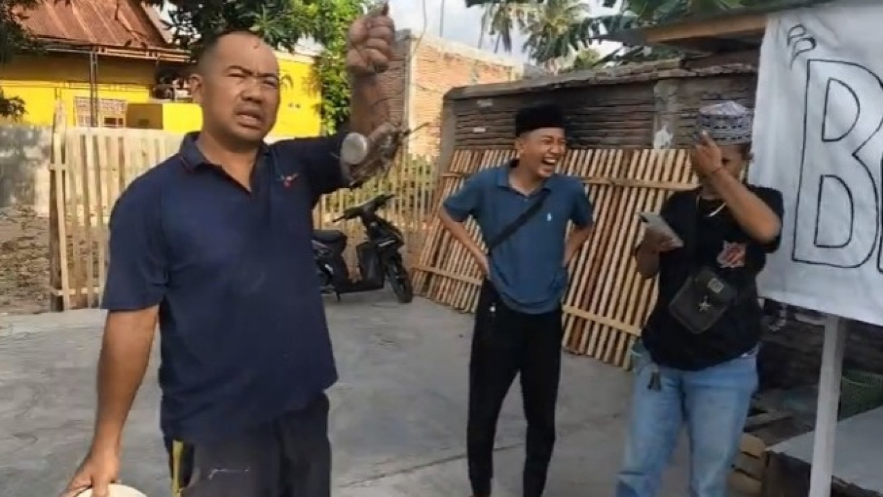 Jalan-Jalan Subuh Ramadhan Berbuah Aksi Cepat: Ketua RW Sungai Bialo Ahmad Syamsir Amankan Paku Berserakan di Jalan
