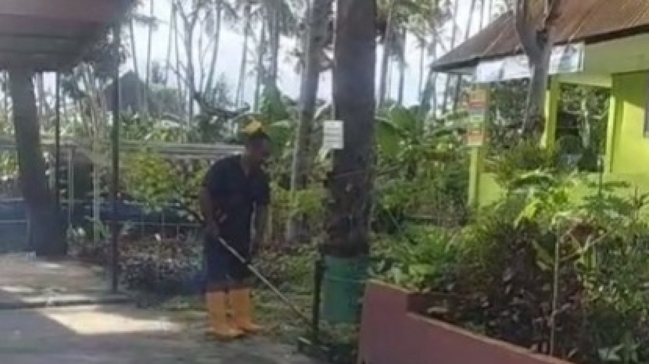 Semangat Gotong Royong RW Bialo: Bersihkan Kantor Kelurahan Lembang dan Tata Taman di Sore Hari