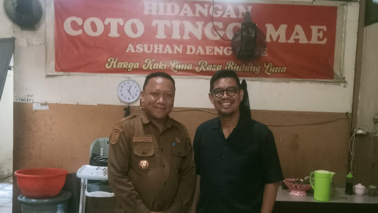 🔥 “Tak Terduga di Warung Rakyat! Lurah Lembang & Wakil Bupati Bulukumba Bertemu di Coto Legendaris, Bukti Kuliner Lokal Mendunia!” 🔥
