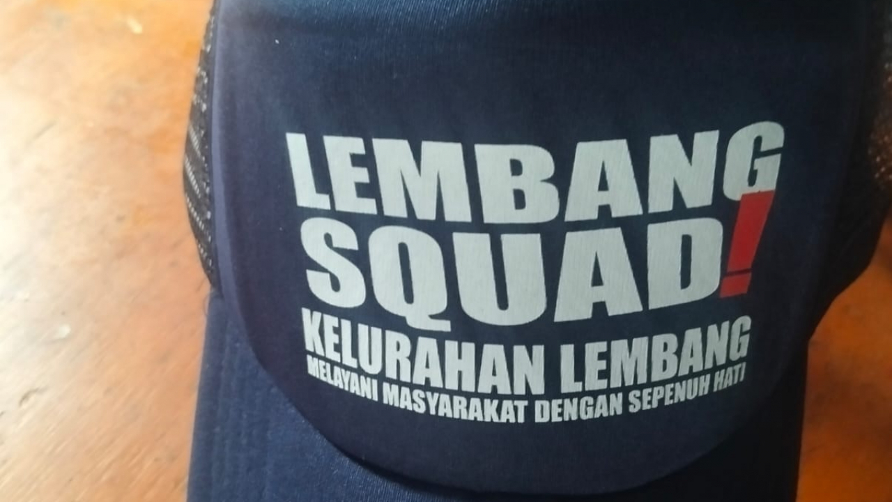 “Inovasi Pelayanan dari Sungai Bialo: RW Ahmad Syamsir Luncurkan Topi Identitas ‘LEMBANG SQUAD’ untuk Pengabdian Sepenuh Hati”