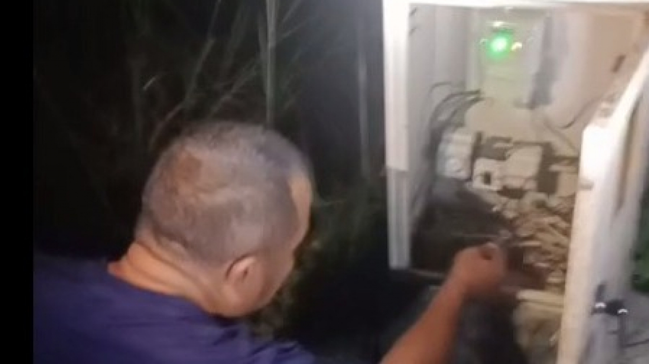 Gerak Cepat Tim PJU Dishub Bantaeng Perbaiki Box Kelistrikan Rusak, Lampu Jalan di Samping Stadion Lamalaka Kembali Terang