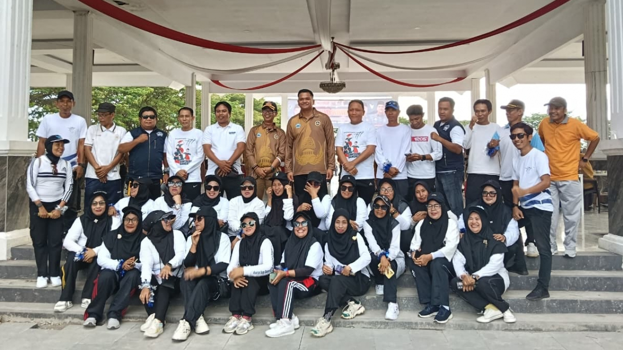 ASAP KUNING MENGHIASI PERSEMBAHAN DEFILE HUT KORPRI KE-54 KECAMATAN BANTAENG.