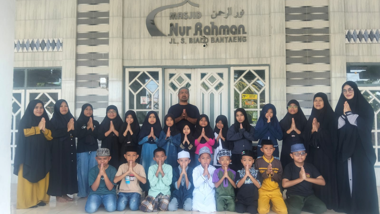 Zakat Fitrah dan Semangat Gotong Royong Warga RW Sungai Bialo Kelurahan Lembang