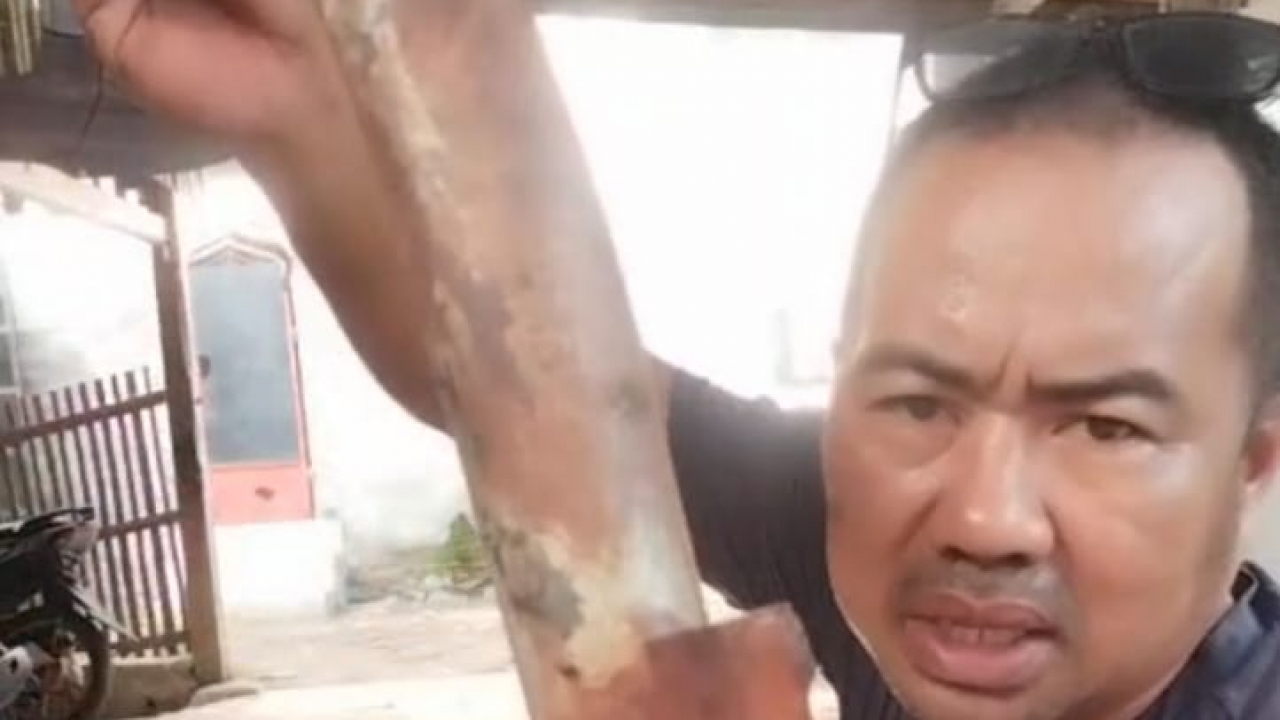 Semangat Hari Kedua Lebaran, Ketua RW Sungai Bialo Lembang Tetap “Gasspool” Bangun Penerangan Jalan untuk Warga