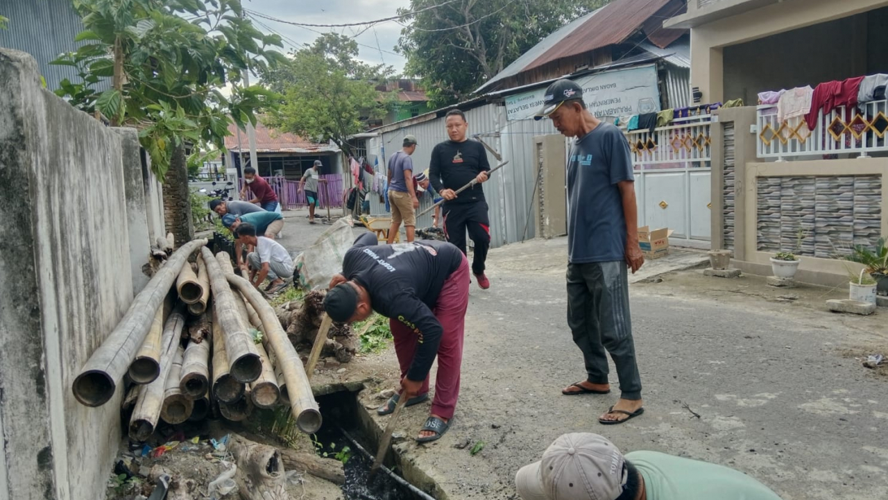 Jumat Bersih sebagai Wujud Kepedulian Lingkungan: Kerja Bakti Rutin di RT 2 Biring Kassi Kelurahan Lembang