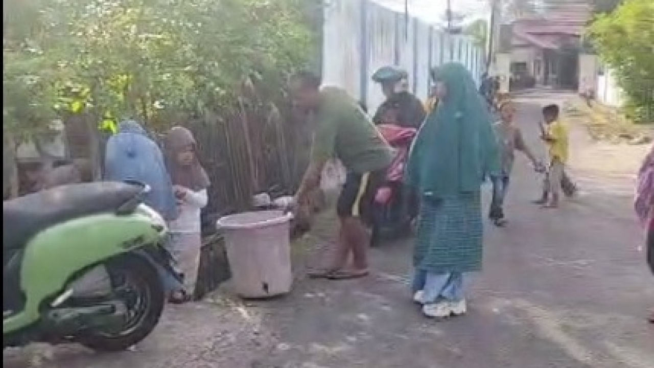Menanam Nilai Gotong Royong Sejak Dini: Ketua RW II Ahmad Syamsir Bersama Santri TPA Nur Rahman Gelar Kerja Bakti di Jalan Sungai Bialo