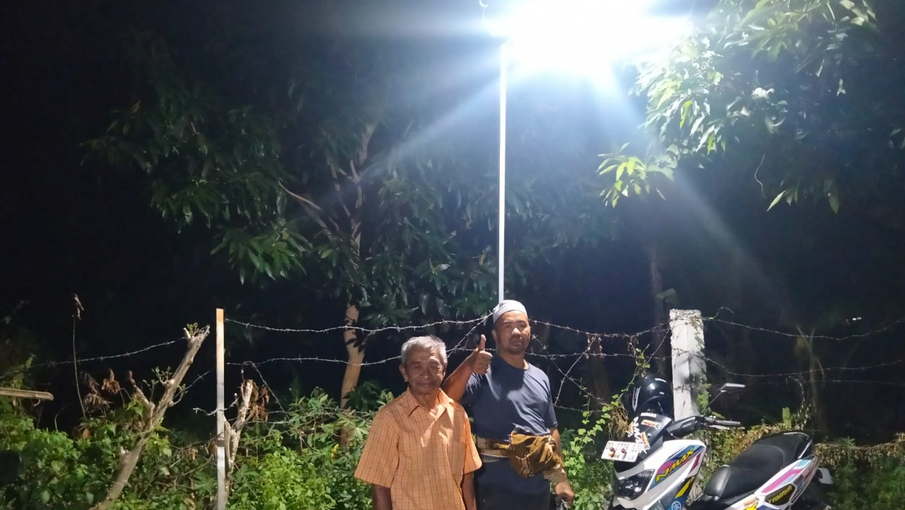 Swadaya Warga Kembali Bersinar: Satu Titik Penerangan Jalan Menyala di Jl. Sungai Bialo II Kelurahan Lembang