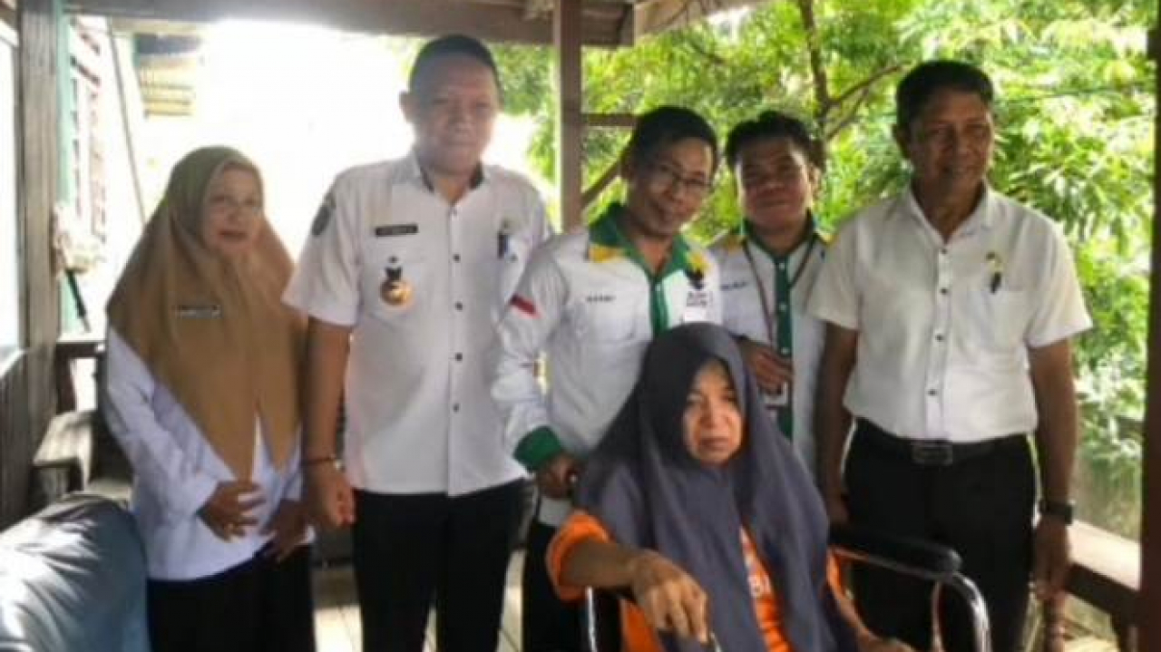 Penyaluran Bantuan Kursi Roda di Jl. Dr. Ratulangi: Wujud Kepedulian Kelurahan Lembang Bersama BAZNAS Bantaeng untuk Ibu Muliati