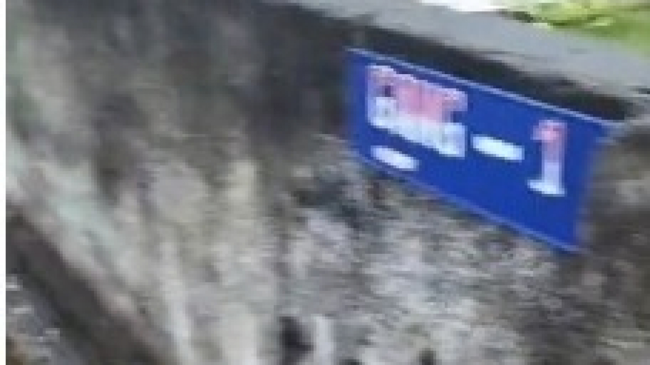 SIGAP DI TENGAH MUSIM HUJAN! Ketua RW Sungai Bialo II Intens Pantau Kebersihan Drainase Demi Kenyamanan Warga
